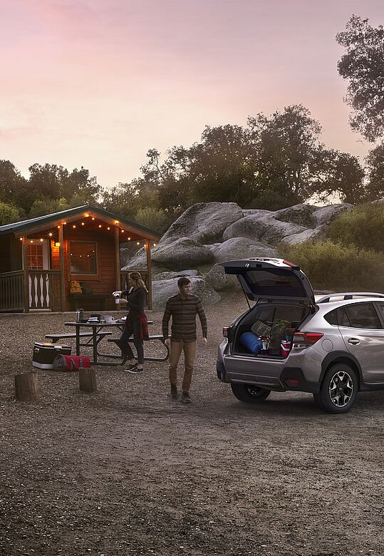 Subaru XV avec coffre ouvert sur un terrain de camping